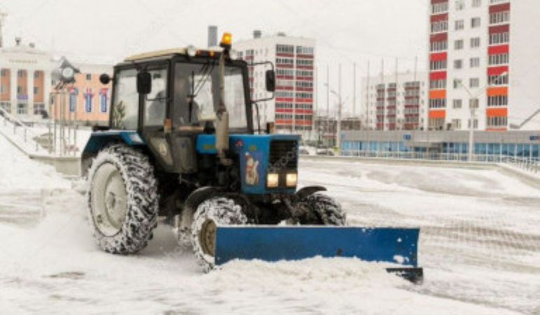 Трактор МТЗ со щёткой в аренду в Новосибирске